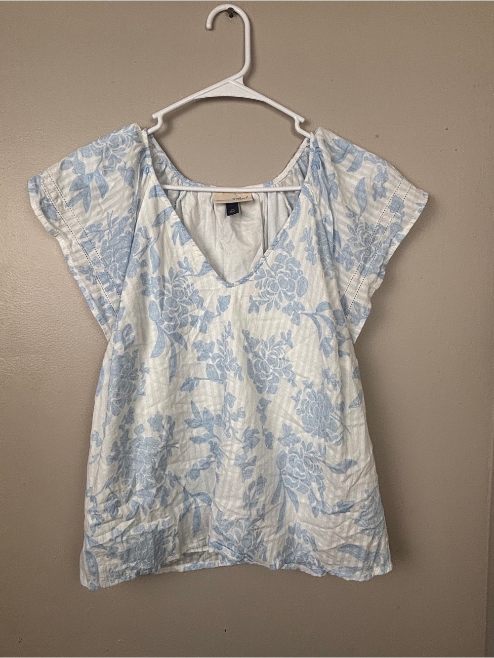 Universal Thread White Tunic Top with Light Blue Floral Print